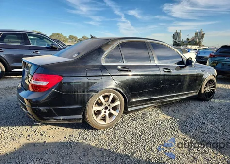 2013 Mercedes-Benz C 250 z USA, uszkodzony, nr VIN WDDGF4HBXDA795882